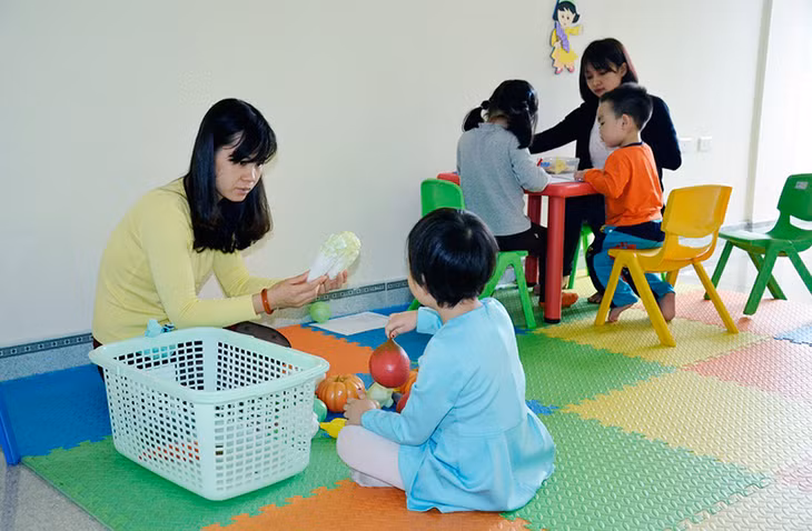 Chuyên viên Trung tâm CTXH tham gia trị liệu cho trẻ rối nhiễu tâm trí.