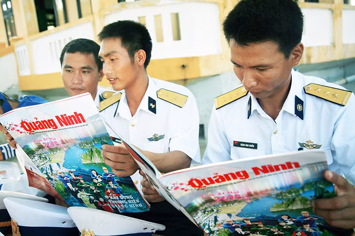 Các cán bộ, chiến sỹ ở Trường Sa đọc ấn phẩm đặc biệt của Báo Quảng Ninh trong năm – đó là số Báo Tết âm lịch do Phó Giám đốc Sở Thông tin – Truyền thông Phạm Hồng Lan mang ra tặng trong chuyến công tác tháng 5 vừa qua.