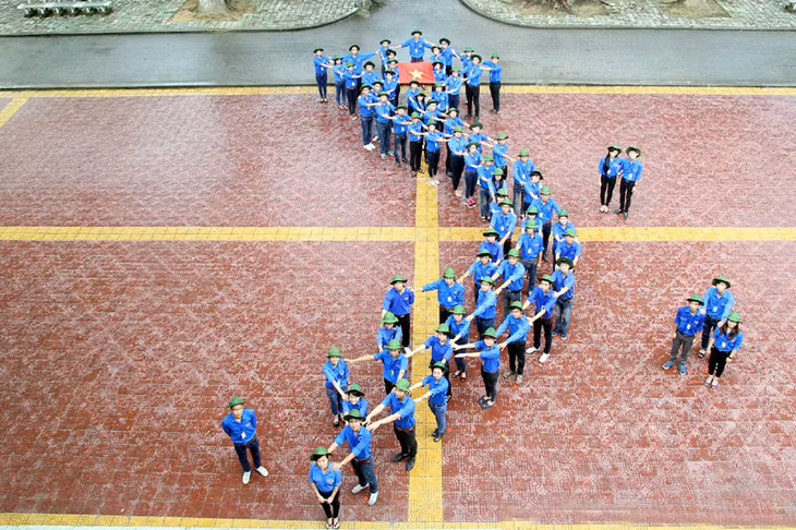 Đội sinh viên tình nguyện Trường Đại học Công nghiệp Quảng Ninh ra quân tuyên truyền về biển đảo quê hương.
