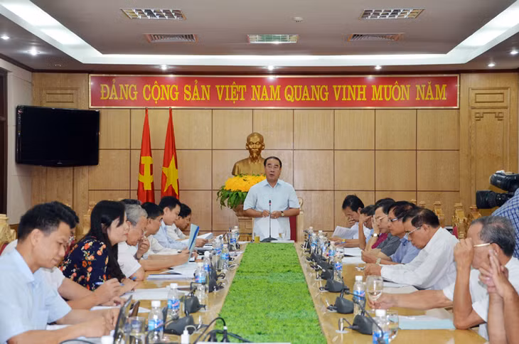 Đồng chí Nguyễn Quang Điệp, Ủy viên BTV, Trưởng ban Dân vận Tỉnh ủy phát biểu tại hội nghị 