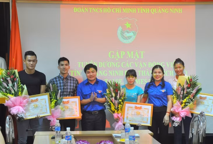 Ban Thường vụ tỉnh Đoàn tặng bằng khen và phần thưởng của Quỹ Hỗ trợ tài năng trẻ tỉnh cho các VĐV.