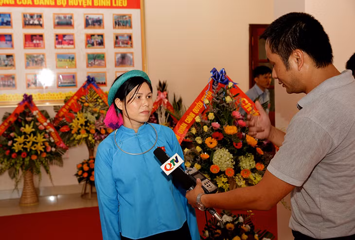 Đại biểu trả lời phóng vấn báo chí.