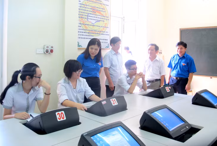 Đại biểu thăm hỏi động viên thí sinh trước giờ thi.