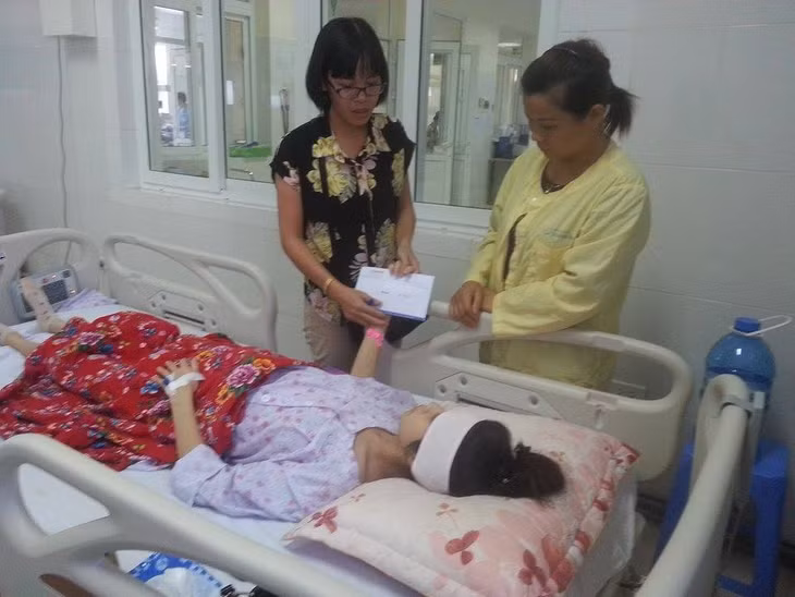 Đại diện Quỹ Xã hội-Từ thiện, Báo Quảng Ninh trao tiền hỗ trợ bệnh nhân Bùi Hải Linh.