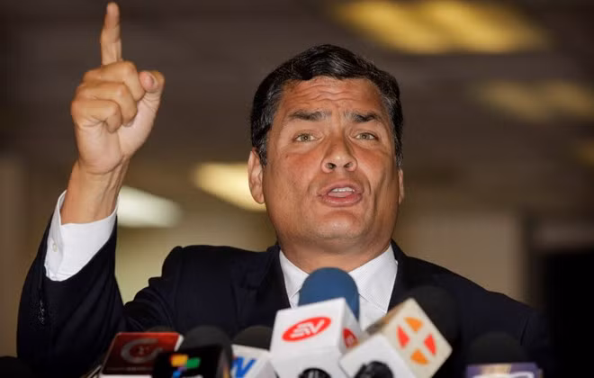 Tổng thống Ecuador Rafael Correa kêu gọi người dân ủng hộ ông xuống đường bảo vệ chính phủ. (Ảnh: AP)