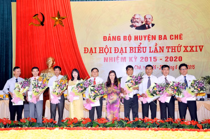 Đồng chí Đỗ Thị Lan, Bí thư Huyện ủy Ba Chẽ nhiệm kỳ 2015-2020 tặng hoa chúc mừng các đồng chí trong BCH Đảng bộ huyện nhiệm kỳ 2010- 2015 đã hoàn thành xuất sắc nhiệm vụ.