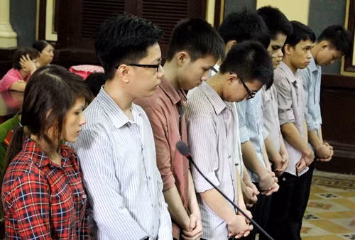 Bị cáo Linh (ngoài cùng bên trái). Ảnh: H. D.