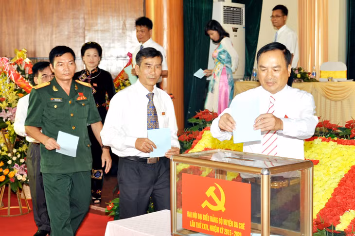 Đại hội bầu đại biểu đi dự đại hội cấp trên.