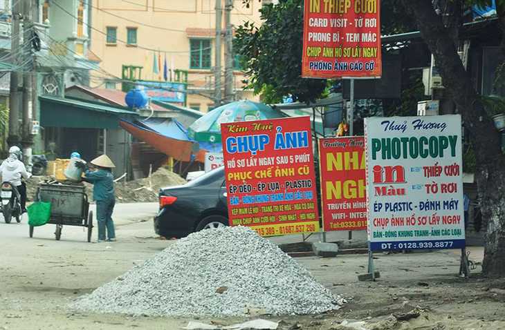 Lòng đường đã hẹp, biển quảng cáo vật liệu thi nhau chiếm dụng.