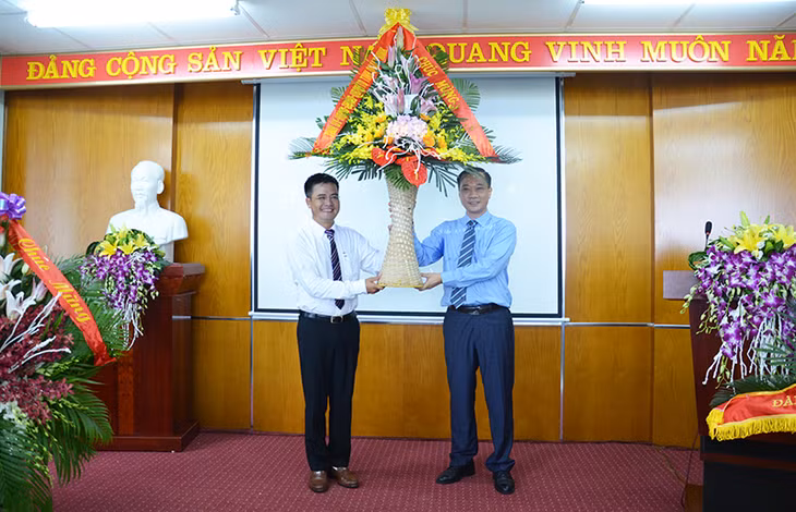 Đồng chí Vũ Hồng Thanh, Phó Bí thư Tỉnh ủy tặng hoa chúc mừng Đại diện Đài Tiếng nói Việt Nam khu vực Đông Bắc