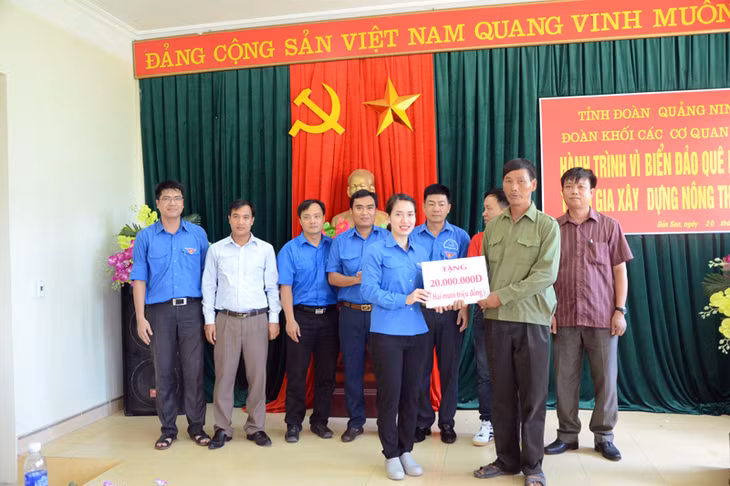 Đoàn khối các cơ quan tỉnh hỗ trợ 30 triệu đồng cho UBND xã bản Sen xây dựng nông thôn mới