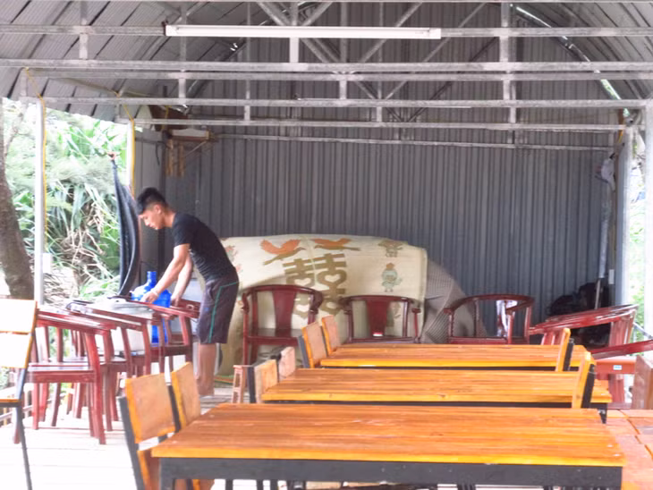 Người dân huyện đảo Cô Tô thu dọn hàng quán để phòng chống cơn bão số 1.