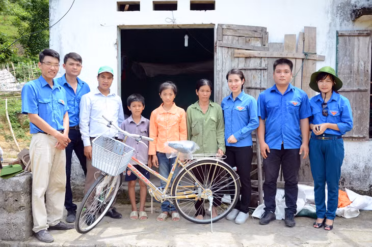 tặng xe đạp cho em Đoàn Thị Mến, thôn Điền Xã xã Bản Sen