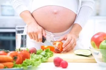 Nghiên cứu cho thấy ăn nhiều chất xơ khi mang thai giúp ngừa bệnh suyễn cho con Ảnh: MNT