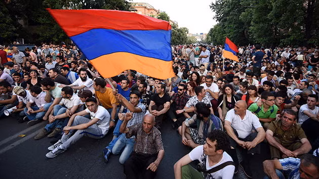  Người dân biểu tình ngồi yêu cầu hủy quyết định tăng giá điện ở Yerevan hôm 22-6 - Ảnh: AFP