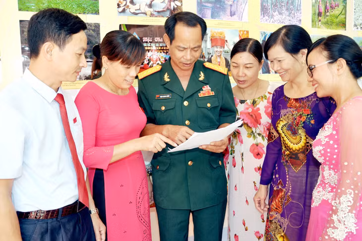 Đại biểu nghiên cứu văn kiện Đại hội và thảo luận bên lề.