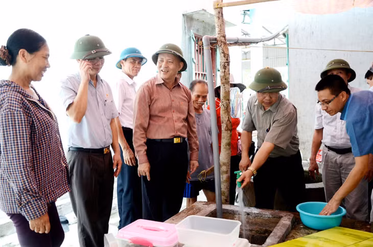 Lãnh đạo Hội CCB tỉnh chung niềm vui có nước sạch với người dân xã đảo Thắng Lợi.