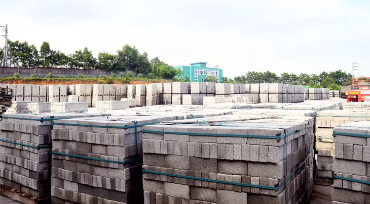 Hiện sản phẩm gạch không nung của Công ty CP Dịch vụ vệ sinh môi trường Đông Khê tồn kho hơn 2,5 triệu viên.