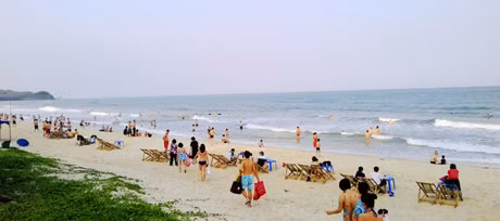 Bãi tắm Sơn Hào, Quan Lạn (Vân Đồn) nhộn nhịp du khách tắm biển vào những ngày hè.