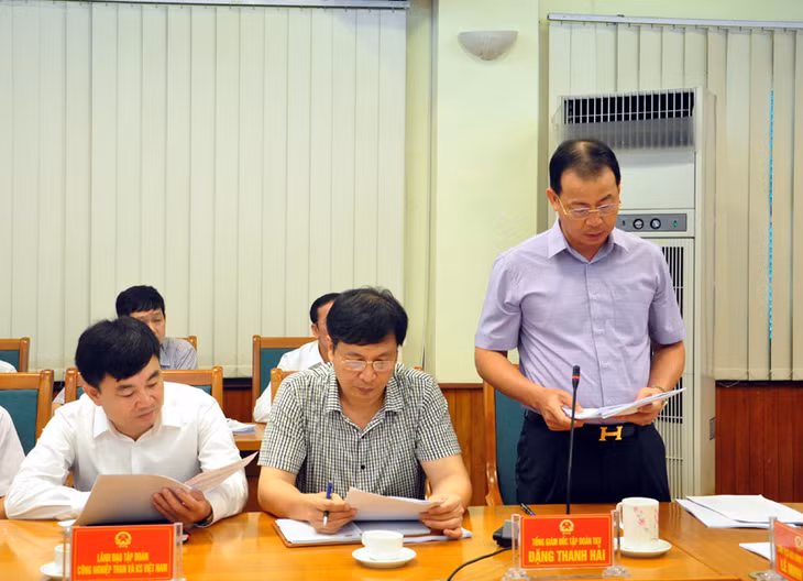 Đồng chí Đặng Thanh Hải, Tổng Giám đốc Tập đoàn Công nghiệp Than-Khoáng sản Việt Nam báo cáo tình hình sản xuất kinh doanh 6 tháng đầu năm.