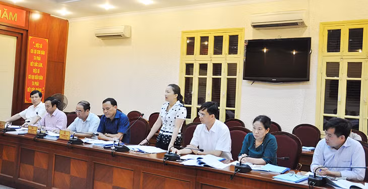 Lãnh đạo huyện Hải Hà báo cáo công tác chuẩn bị Đại hội Đảng bộ huyện.