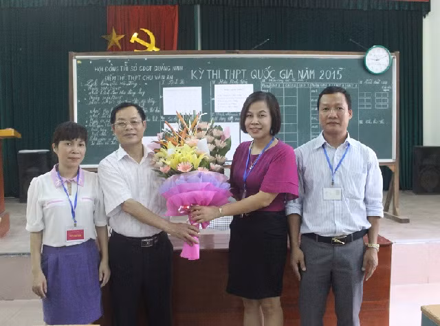Đồng chí Lê Ngọc Lưu, Phó Chủ tịch UBND TP Móng Cái tặng hoa cho các Hội đồng thi