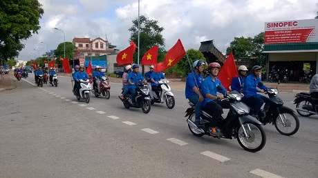 Hơn 100 ĐVTN và các lực lượng vũ trang trên địa bàn huyện xuống đường diễu hành 