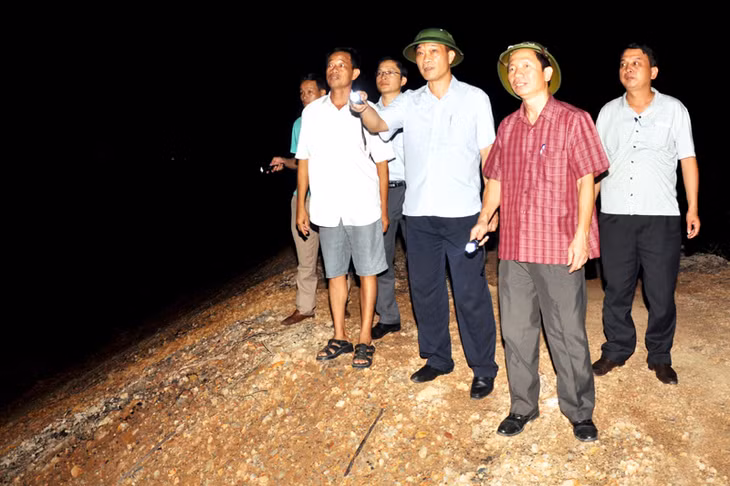Đồng chí Phó Bí thư Tỉnh ủy yêu cầu các địa phương thực hiện nghiêm túc phương châm 4 tại chỗ, bố trí thường trực 24/24 giờ tại các điểm chỉ huy; thường xuyên theo dõi diễn biến của cơn bão.