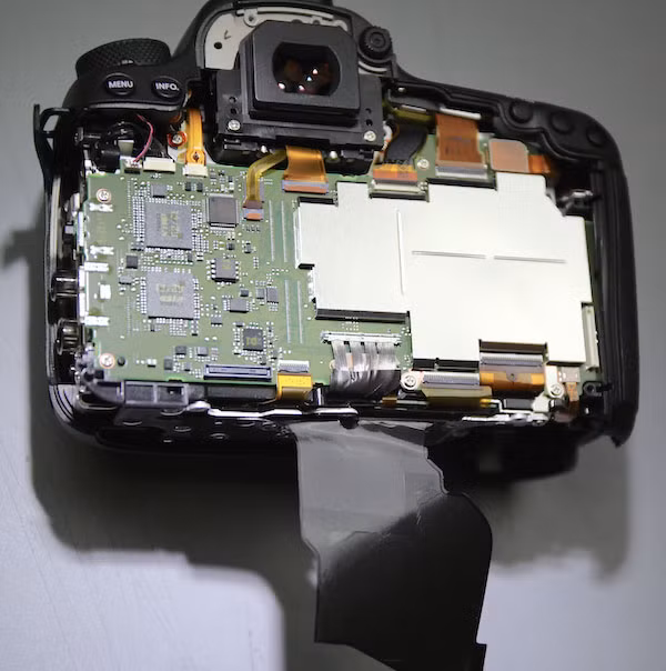  Loại vật liệu trên được dùng trong 7D mark II và dễ dàng gỡ ra hơn so với những băng dính mỏng trong 5D mark III