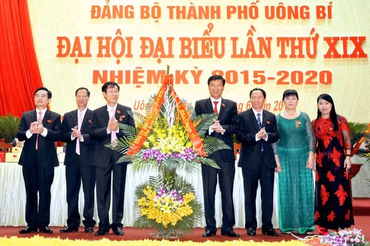 Các đồng chí Phạm Minh Chính, Ủy viên BCH Trung ương Đảng, Phó Trưởng Ban Tổ chức Trung ương; Nguyễn Văn Đọc, Bí thư Tỉnh ủy, Chủ tịch HĐND tỉnh tặng hoa chúc mừng Đại hội.