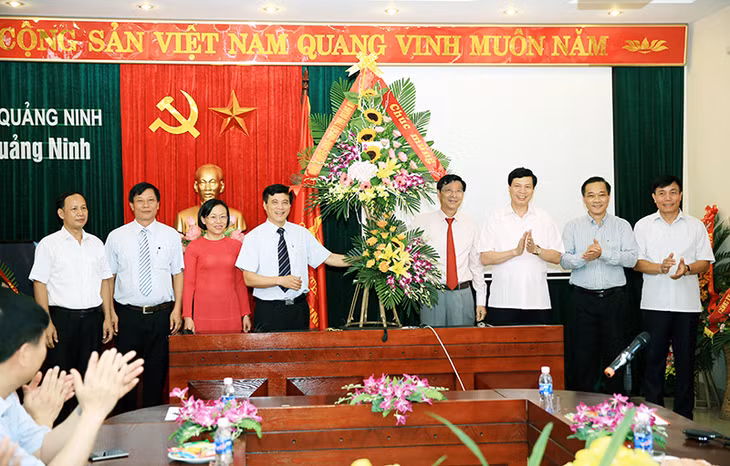 Các đồng chí lãnh đạo tỉnh tặng hoa chúc mừng tập thể cơ quan Báo Quảng Ninh.