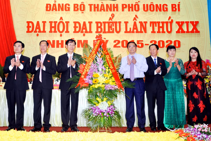 Các đồng chí Phạm Minh Chính, Ủy viên BCH Trung ương Đảng, Phó Trưởng Ban Tổ chức Trung ương; Nguyễn Văn Đọc, Bí thư Tỉnh ủy, Chủ tịch HĐND tỉnh tặng hoa chúc mừng Đại hội.