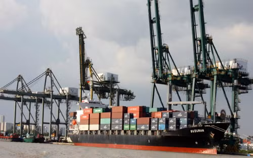 Lãnh đạo Bộ Giao thông cho rằng có nhiều khoản tiền khác đang bị tính là phụ phí. Ảnh: Vinalines