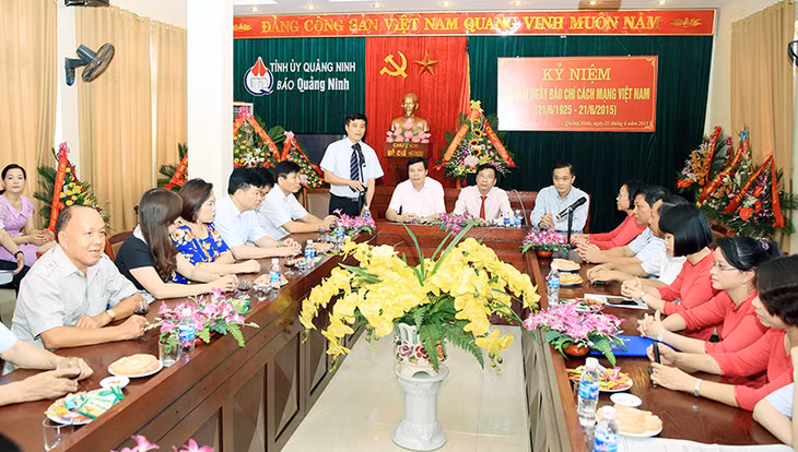 Đồng chí Nguyễn Tiến Mạnh, Bí thư Đảng ủy, Tổng Biên tập Báo Quảng Ninh phát biểu cảm ơn.