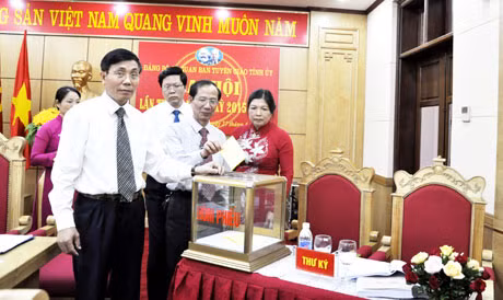 Các đại biểu bỏ phiếu bầu Ban chấp hành khoá mới trong Đại hội Đảng bộ cơ quan Ban Tuyên giáo Tỉnh uỷ (nhiệm kỳ 2015-2020) diễn ra ngày 27-4-2015.
