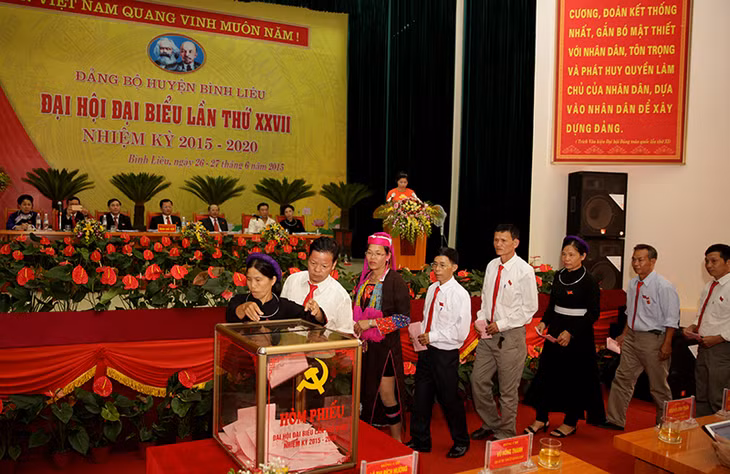 Các đại biểu bỏ phiếu bầu cấp ủy.