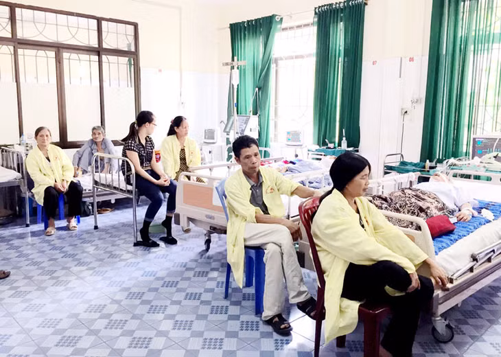 Các phòng bệnh của Bệnh viện Đa khoa TX Đông Triều luôn trong tình trạng quá tải.