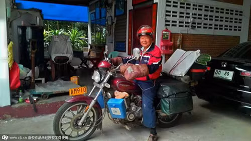 Tư trang của ông Deng trong chuyến hành trình 9 tháng chỉ là một chiếc motor, một chiếc lều, một nồi áp suất và một túi hành lý giản gọn. Ảnh: CFP