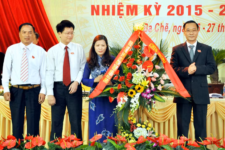Các đồng chí Nguyễn Văn Đọc, Bí thư Tỉnh ủy, Chủ tịch HĐND tỉnh; Vũ Hồng Thanh, Phó Bí thư Tỉnh ủy tặng hoa chúc mừng Đại hội.