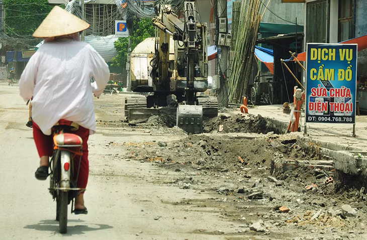 Đất đá tràn dưới lòng đường.