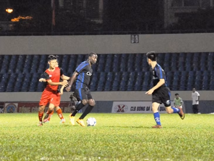 Có mặt trên sân ít phút thế nhưng Andy Cole (áo đen bên trái) cũng đã thể hiện là cầu thủ có đẳng cấp khi anh xử lý bóng khá hoàn hảo