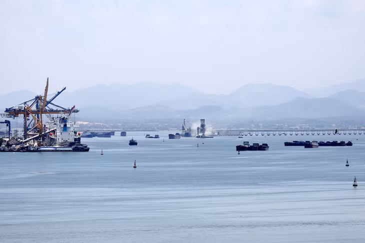 Có thể quan sát bụi tung mù mịt từ trên cầu Bãi Cháy.