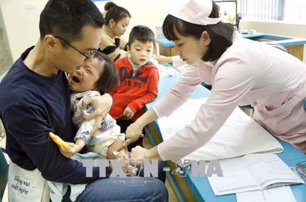 Tiêm chủng là cách tốt nhất phòng bệnh viêm não mô cầu. Ảnh: TTXVN
