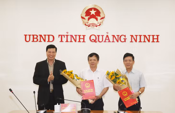 Đồng chí Nguyễn Đức Long, Phó Bí thư Tỉnh ủy, Chủ tịch UBND tỉnh, trao quyết định bổ nhiệm chức danh lãnh đạo Ban Quản lý dự án Hầm đường bộ qua vịnh Cửa Lục.