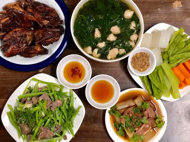 Thay vì ăn mãi thịt gà, bạn có thể đổi thành món chim tẩm mật ong rán ròn. Các món ăn kèm bao gồm rau củ quá chấm muối vừng, củ cải nạc vai om xì dầu, đỗ xào thịt bò. Thêm vào đó là canh rau ngót giò sống nấu nhạt nhiều nước. 