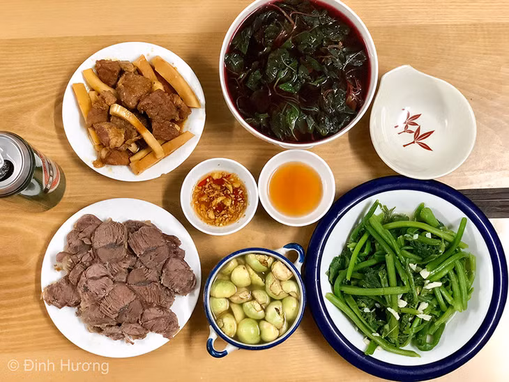 Mâm cơm bao gồm: Bắp bò hầm nhừ chấm với mắm gừng, rau dền nấu canh, rau bí xào tỏi, thịt ba chỉ kho dừa hơi nhạt để có thể ăn vã. Ngoài ra, bạn có thể chuẩn bị thêm một bát cà muối xổi giảm ngấy đưa cơm. Toàn bộ các nguyên liệu cho mâm cơm này chỉ tốn đúng 90.000 thôi nhé! 