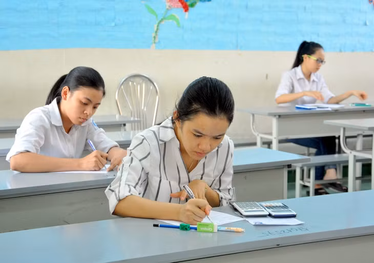 Thí sinh điểm thi THPT Hoàng Quốc Việt (TX Đông Triều) điền thông tin vào giấy nháp