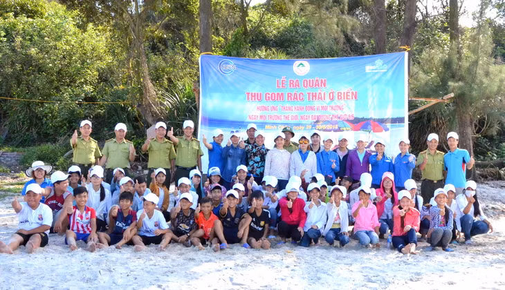 Các cán bộ của BQL VQG Bái Tử Long và IUCN chụp ảnh kỉ niệm với các tình nguyện viên