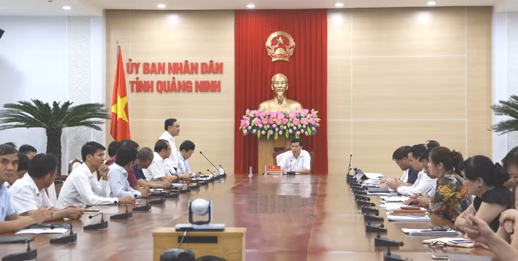 Quanh cảnh buổi làm việc.