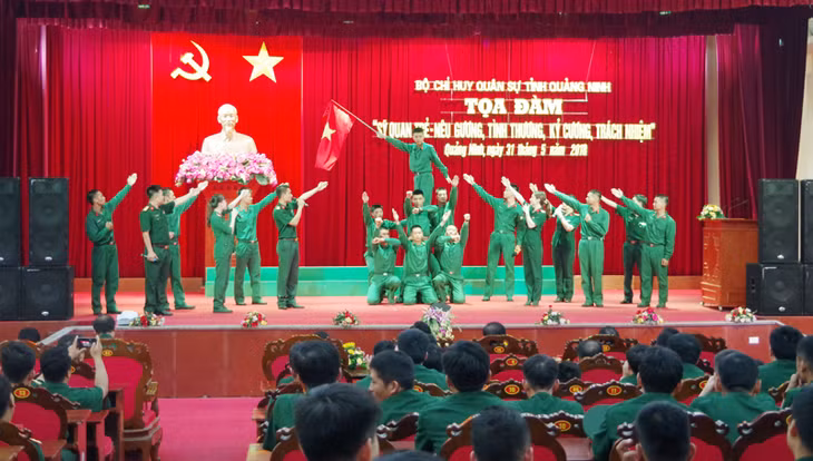 Tiết mục biểu diễn văn nghệ của các cán bộ, chiến sĩ Bộ CHQS tỉnh. 